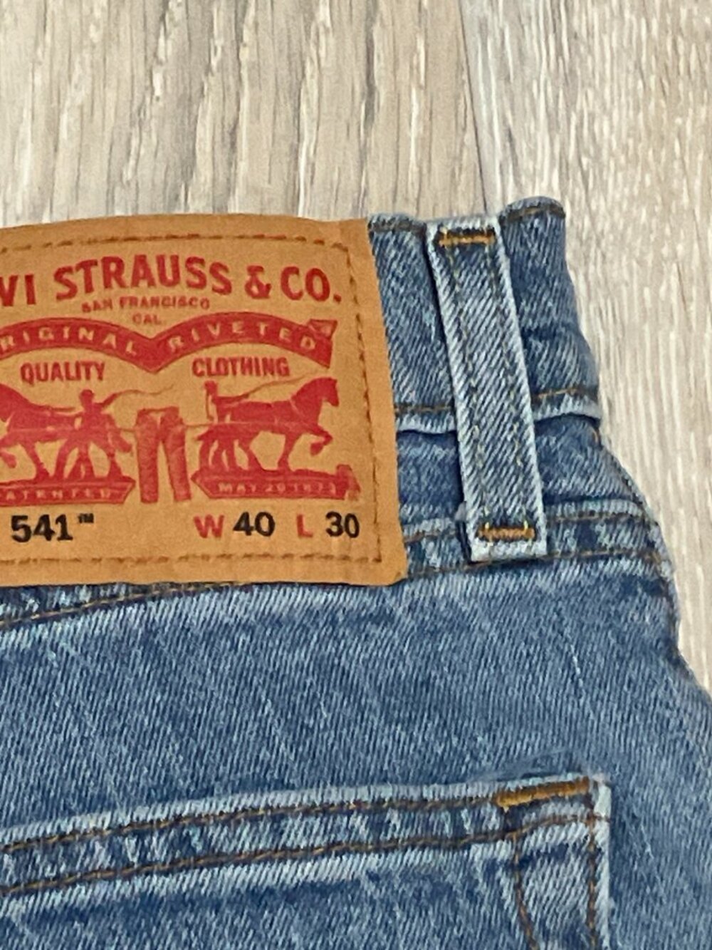 Levi's 541 Men's Jeans 40x30 Athletic Taper Light Wash Blue - Picture 4 of 5